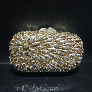Vue macro d'une pochette de soirée luxueuse avec strass blancs et cadre en métal doré
