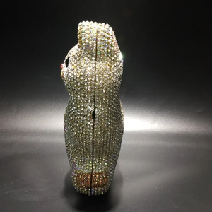Gros plan d'une pochette de soirée chat en cristal avec incrustation de strass détaillée