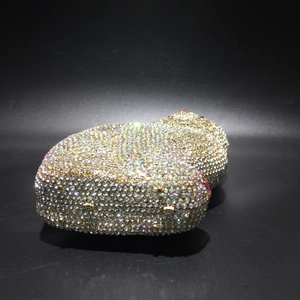 Détail du sac de soirée en forme de cœur avec strass irisés et fermoir métallique