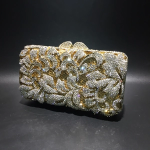Detailansicht der glitzernden Strasssteine und des Metallrahmens der Abendtasche