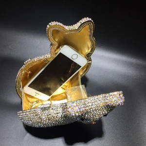 Détail de la pochette chat en cristal montrant la doublure dorée et l'espace téléphone