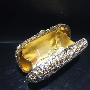 Sac de soirée étincelant en cristaux avec tissage de strass et bandoulière chaîne dorée