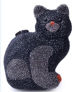Vue détaillée d'une pochette chat sertie de cristaux noirs et d'accents rouges brillants