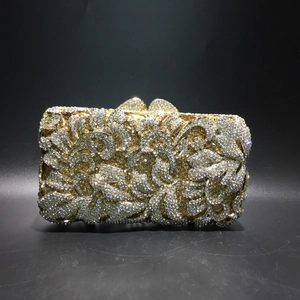 Detail der goldenen Abendtasche mit Strass-Wirbelmuster und Herz-Verschluss