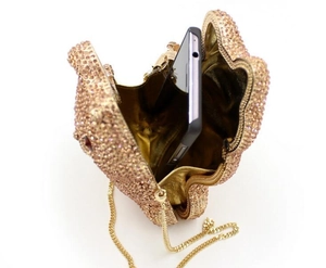 Détail de la pochette chat en strass montrant la capacité intérieure pour un smartphone