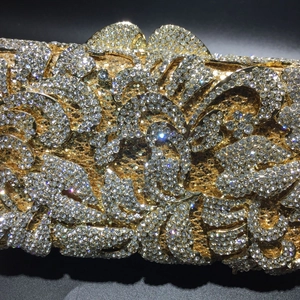 Luxuriöse goldene Abendtasche mit Kristall-Strasssteinen und filigranem Blumenmuster