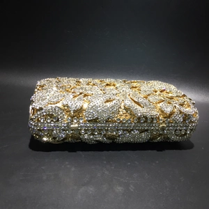 Detailansicht der luxuriösen Abendtasche aus Metall mit glitzernden Kristallblumen