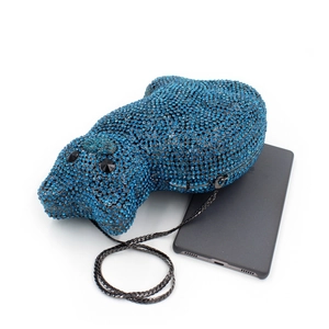 Pochette de soirée chat en strass bleus avec bandoulière et comparaison de taille réelle