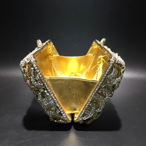 Nahaufnahme der goldenen Strass-Abendtasche mit Innenfutter und Metallkette