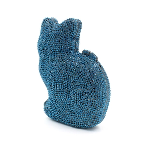 Détail de la pochette de soirée en forme de chat avec strass bleus étincelants