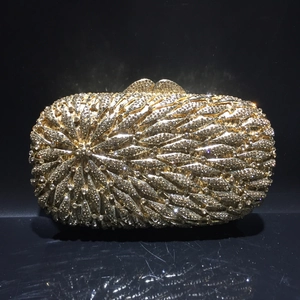 Détails de la pochette de soirée en métal doré avec motifs de feuilles en strass brillants