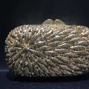 Pochette de soirée dorée de luxe avec motif floral radial en cristal et strass