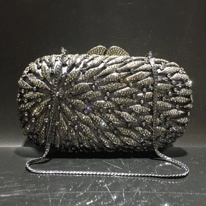 Pochette élégante en métal évidé avec cristaux argentés et motifs de strass en feuilles