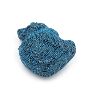 Détails d'un sac de soirée en forme de canard orné de cristaux strass bleus étincelants