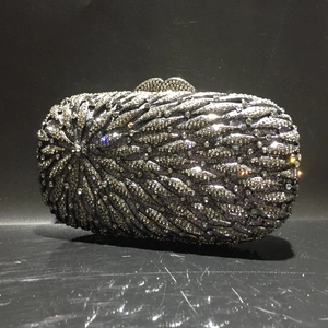 Vue détaillée de la pochette de soirée noire avec motifs de plumes en strass argentés
