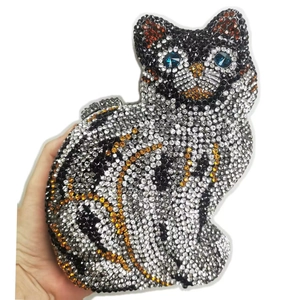 Détails d'une pochette de soirée de luxe en forme de chat avec strass en cristal multicolore