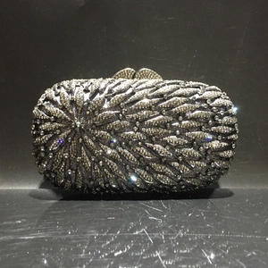 Détails macro d'une pochette de soirée de luxe ornée de pétales en strass faits main