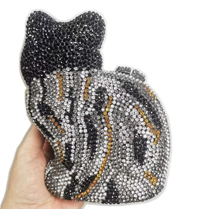 Vue détaillée de la pochette de soirée chat faite main avec incrustations de strass colorés