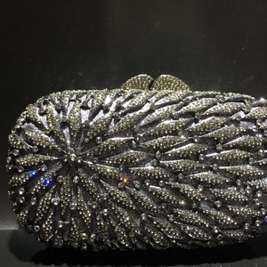 Détails des pétales en strass argentés et du fermoir en forme de feuille sur la pochette