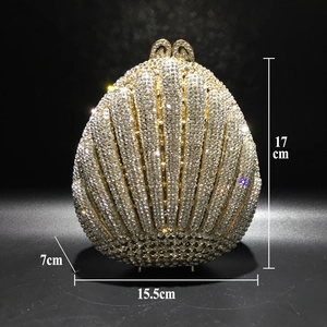 Detailed view of the shell-shaped evening bag with crystals and dimensions 17x15.5cm