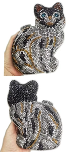 Détail d'un sac de soirée chat avec des strass tricolores et un fermoir métallique