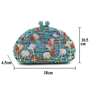 Détails de la pochette de soirée strass flamant rose avec dimensions 18cm x 10,5cm