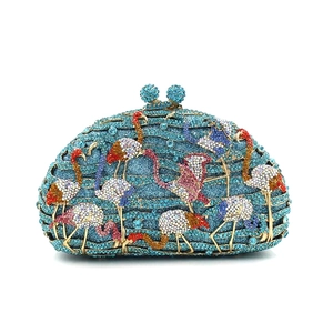 Détail d'une pochette de soirée bleue avec motifs de flamants roses en strass colorés