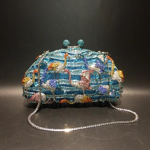 Détail de la pochette de soirée en strass bleus avec motifs flamants et chaîne argent