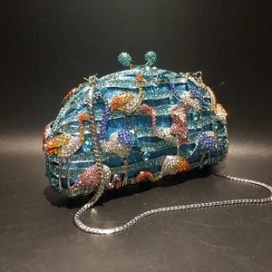 Pochette de luxe en strass bleus avec motif flamant rose et bandoulière en chaîne