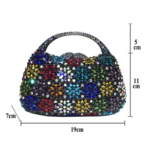 Detailansicht der Blumen-Abendtasche mit Strasssteinen, Maße 19x11x7 cm mit Tragegriff