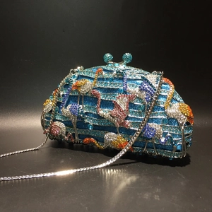 Pochette de soirée en cristal bleu avec motif flamant rose en diamants colorés