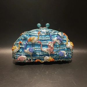 Gros plan d'une pochette de soirée flamant rose bleu avec strass colorés et cristaux sertis