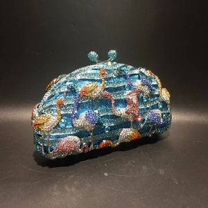 Détail macro d'une pochette de soirée luxueuse avec cristaux de flamants multicolores