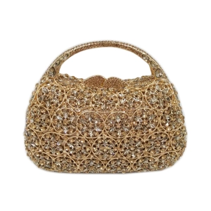 Detailansicht der luxuriösen goldenen Abendtasche mit funkelndem Kristall-Blumenmuster