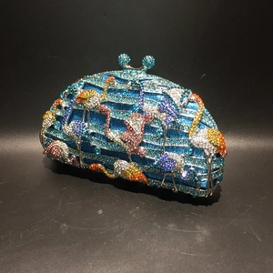 Détail de la pochette de soirée bleue avec cristaux et motifs de flamants en strass