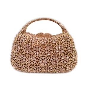 Luxuriöse Abendtasche in Roségold mit ausgeschnittenem floralem Kristallmuster