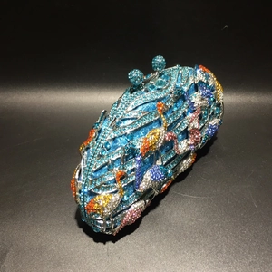 Vue détaillée du motif d'oiseau en cristal bleu sur la pochette de soirée luxe