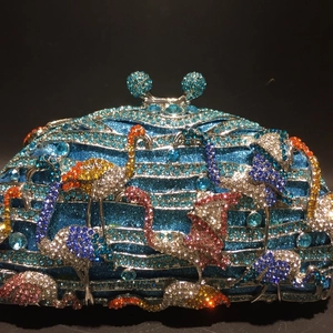 Pochette de soirée flamant rose bleu étincelant avec strass pour des événements de luxe