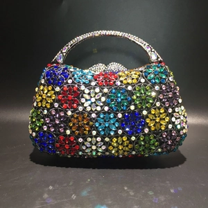 Detailaufnahme des luxuriösen Blumenmusters aus bunten Strasssteinen auf der Abendtasche