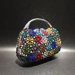 Detailaufnahme einer luxuriösen Abendtasche mit bunten Blumen-Strasssteinen verziert