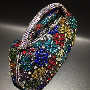 Detailansicht einer floralen Strass-Abendtasche mit bunten Kristallen und Griff
