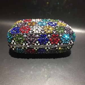 Detailansicht der luxuriösen Abendtasche mit bunten Strasssteinen und floralem Muster