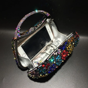Detail der luxuriösen Strass-Clutch mit Platz für ein Smartphone im Inneren