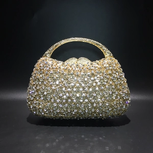 Detailansicht der Kristallblumen und goldenen Metallverarbeitung auf der Abendtasche