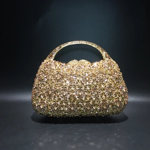 Detailansicht der luxuriösen goldenen Abendtasche mit aufwendigem Strass-Blumenmuster