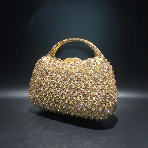 Details der champagner gold Abendtasche mit hohl Metallschale und glänzenden Kristallen