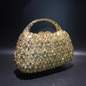 Detailaufnahme der goldenen Abendtasche mit handgefertigten Blumenkristallen