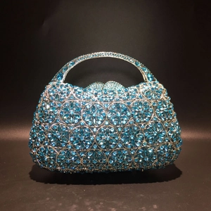 Detailansicht der luxuriösen marineblauen Strass-Clutch mit Blumenmuster und Metallrahmen