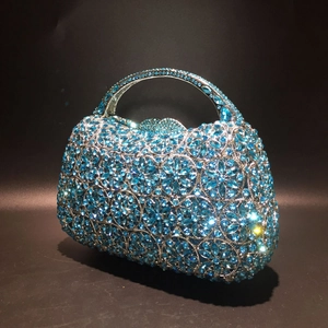 Detailansicht der handgesetzten blauen Kristalle und Blumenmuster auf der Abendtasche