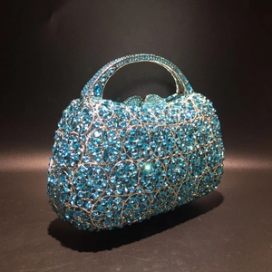 Detailansicht der handgesetzten türkisen Kristalle mit Blumenmuster auf der Abendtasche